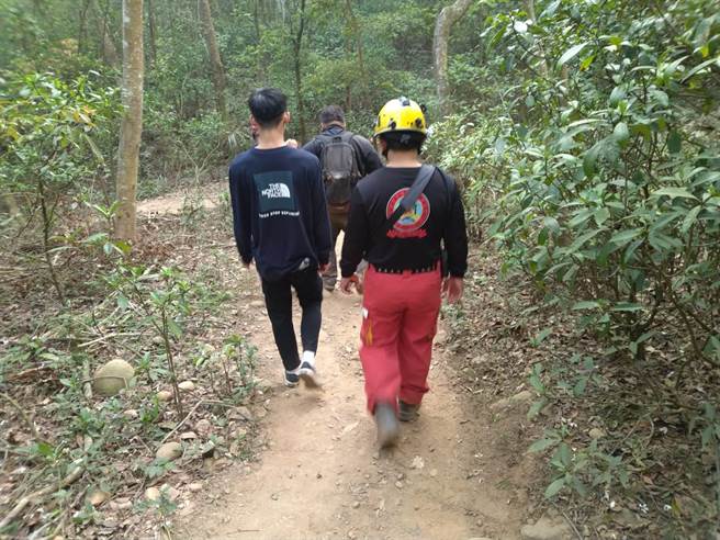 洪姓男子（前者）11日与友人相约攀登火炎山，却在三角点喝醉，由大批消防及义消人员护送他下山。（苗栗县消防局提供／巫静婷苗栗传真）