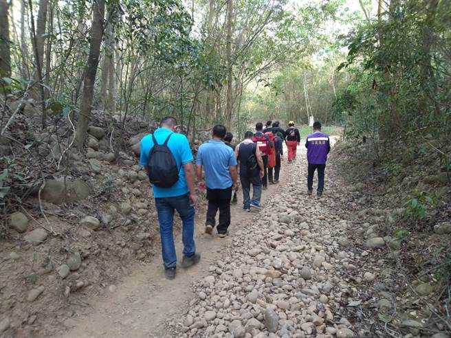 洪姓男子11日与友人相约攀登火炎山，却在三角点喝醉，由大批消防及义消人员护送他下山。（苗栗县消防局提供／巫静婷苗栗传真）