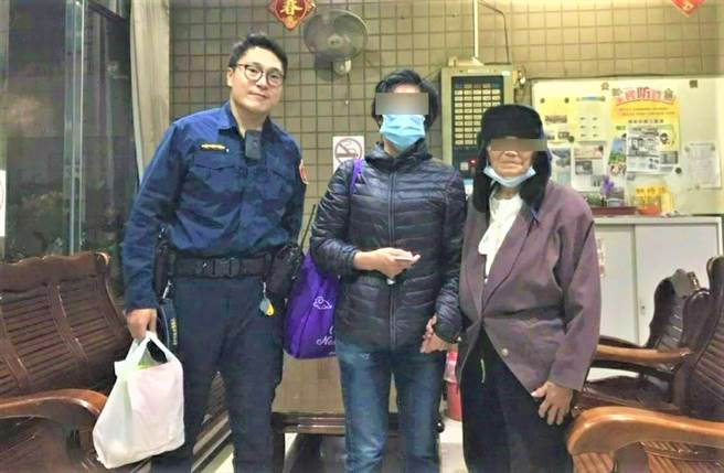 87岁锺姓老妇人从云林搭车来台中探望女儿，却因迷途伫留路旁，幸经热心员警协助，见到思念的女儿。（民眾提供／卢金足台中传真）