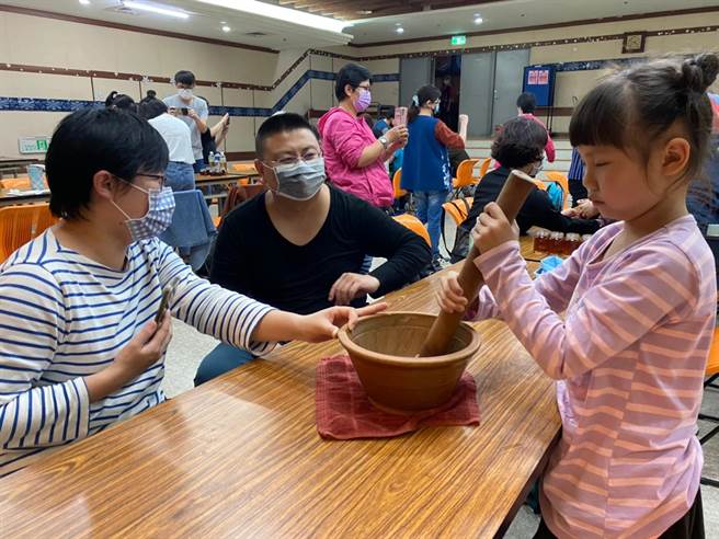 新北市客家文化园区、臺北大学、三峡农会等单位近期合办第1届三峡绿茶季系列活动，带领民眾走访竹崙地区茶园採茶、制茶，并体验制作客家擂茶。（新北市客家局提供）