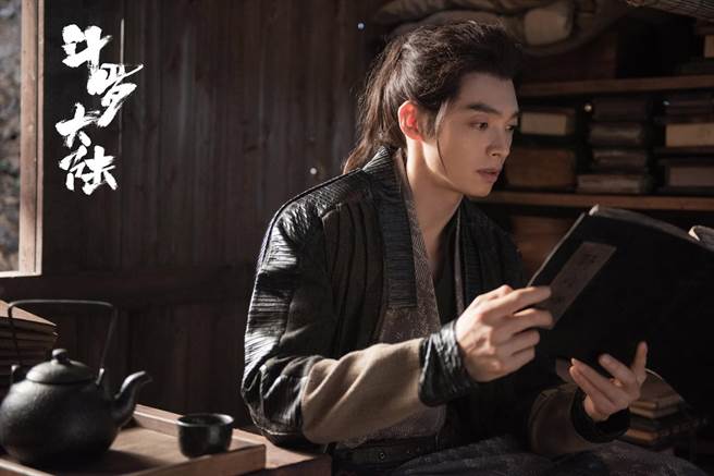 作者每年固定會到北京、上海、深圳等亞洲大城市參與各大影視展，進行影視版權業務的洽談。圖為辰亦儒在陸劇《斗羅大陸》飾演「大師」 。（LiTV、辰亦儒提供）