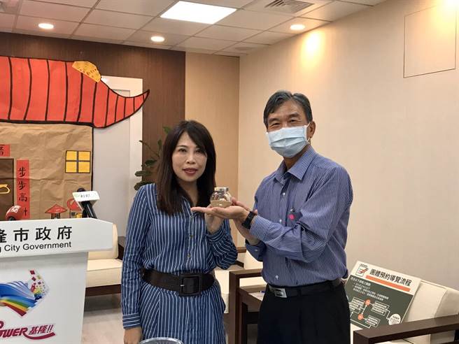 基隆市文化局赠送前10名到访民眾「大沙湾古蹟沙」玻璃罐。（陈彩玲摄）