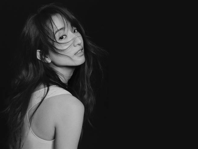 柯佳嬿出散文創作集素顏入鏡。（重版文化提供）