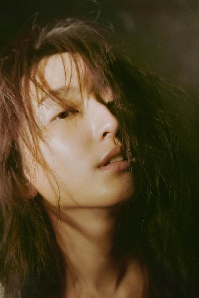 柯佳嬿出散文創作集素顏入鏡。（重版文化提供）