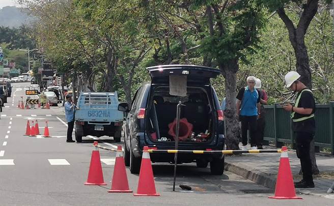 「供五停二」造成用水不便，台灣自來水公司第四區管理處，接管位於水利規劃試驗所內的深水井，以支援霧峰及大里、草湖部分地區，停水期間用水之不足，13日進行機電工程及測試。（黃國峰攝）