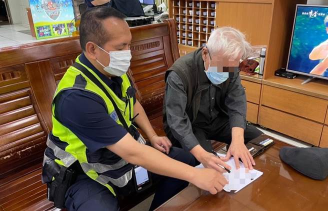 热心民眾拾获皮夹，警方苦寻不着失主，透过超市会员卡终于找到失主是7旬的祝姓老翁。（警方提供／陈淑芬台中传真）