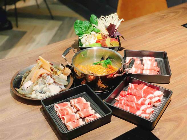 高雄丽尊酒店2楼近日改装成「木柜工厂创意锅物MUQE FACTORY」，走高CP值吃到饱路线。（柯宗纬摄）