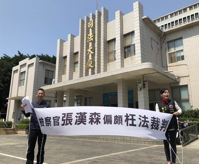 曾参选金门县长、立委的前高粱党主席洪志恒（左）今天到地检署拉白布条，抗议检察官执法不公。（李金生摄）