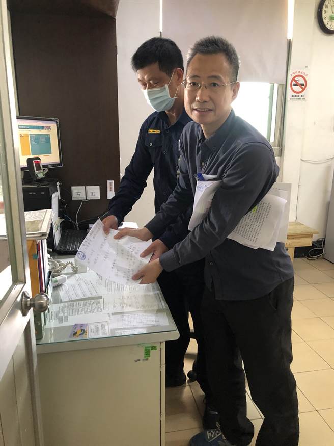 洪志恒向金门地检署递交陈情书，检方强调将依规定办理。（李金生摄）