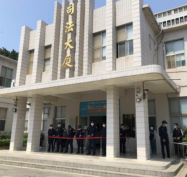 警方出动大批人马戒备，最后平和结束。（李金生摄）