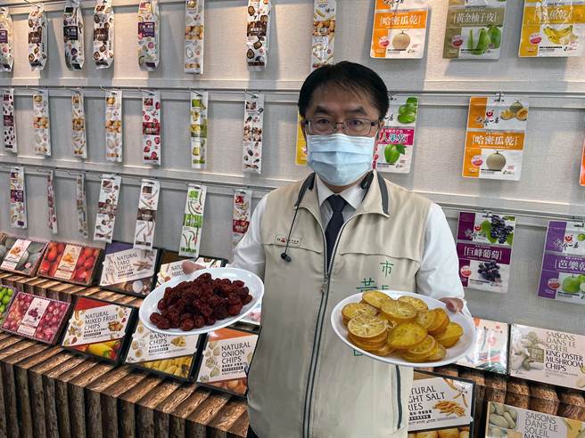 美国前国务卿蓬佩奥（Mike Pompeo）在个人推特分享驻美代表萧美琴赠送的台南凤梨乾，台南市长黄伟哲乘胜追击大力行销台南各式果乾。（市府提供／洪荣志台南传真）