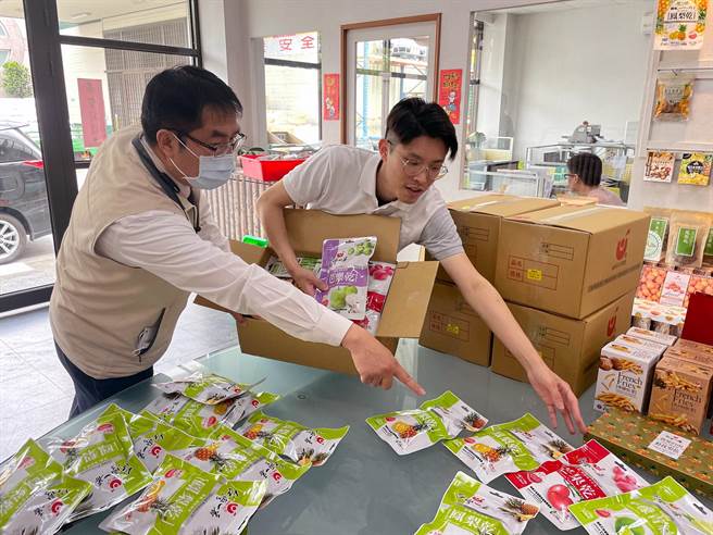 台南市长黄伟哲前往台南官田的果乾公司，亲自为驻美代表萧美琴挑选各式美味果乾。（市府提供／洪荣志台南传真）