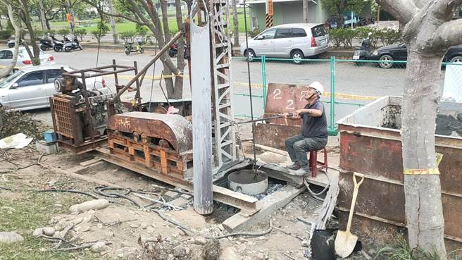 水情持續不樂觀，經濟部水利署中區水資源局，近日在苗栗市靠近後龍溪的舊經國路路段，開挖10口抗旱井。（民眾提供／巫靜婷苗栗傳真）