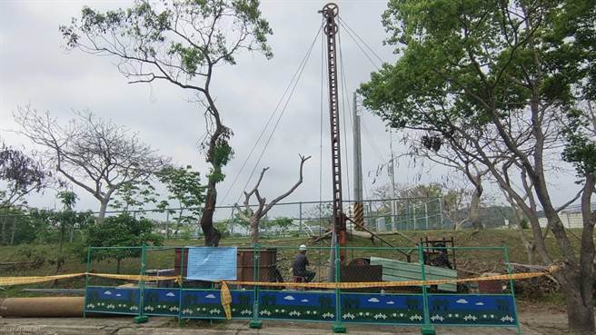 水情持續不樂觀，經濟部水利署中區水資源局，近日在苗栗市靠近後龍溪的舊經國路路段，開挖10口抗旱井。（民眾提供／巫靜婷苗栗傳真）