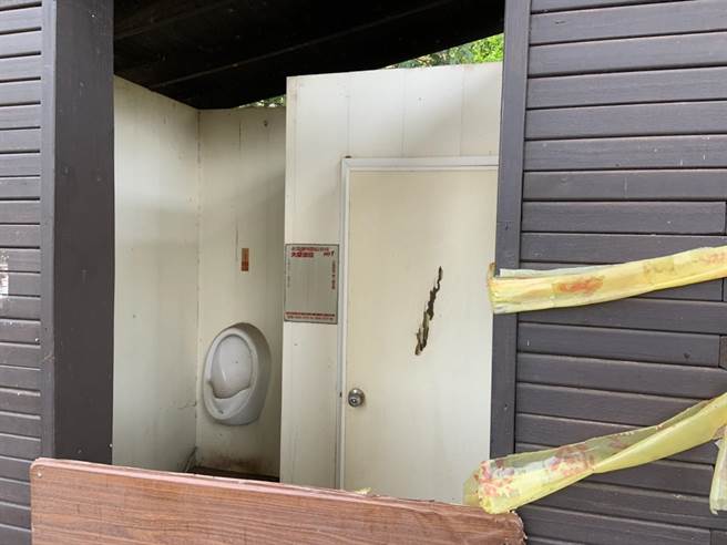 民眾前往沙鹿登山步道，首先映入眼帘的是泛黄警示带围着两间木造厕所，直呼实在很「落漆」。（陈淑娥摄）