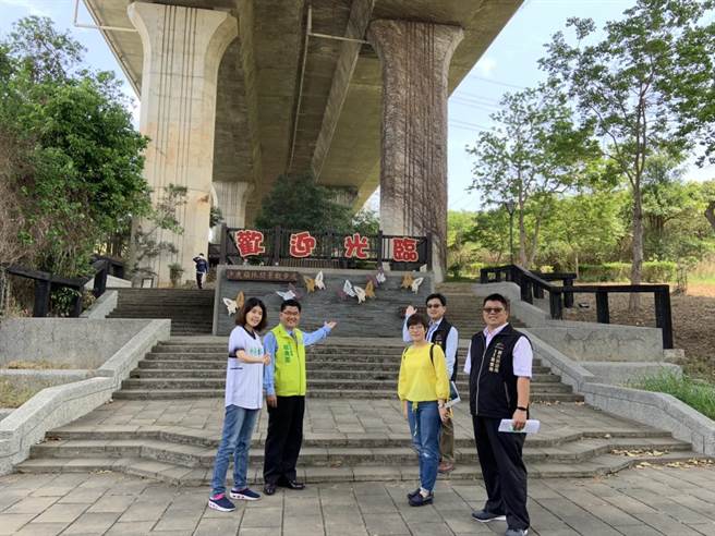 市议员杨典忠要求市府补植景观植栽，改善沿途土石裸露情况，并规划步道安全设施。（陈淑娥摄）