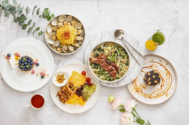 M One Cafe蓝莓塔200元（左起顺时针）、奶香蛤蜊义大利麵330元、牛小排佐菠菜炖饭480元、绿野仙踪蔬果昔180元、巧克力控天堂售价200元、橙香鸡腿排早餐380元。（新光三越提供）