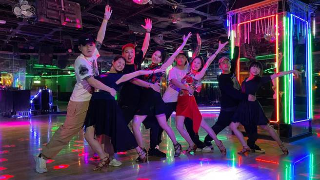 玖壹壹带陈布朗体验台中风土民情。（相信音乐提供）