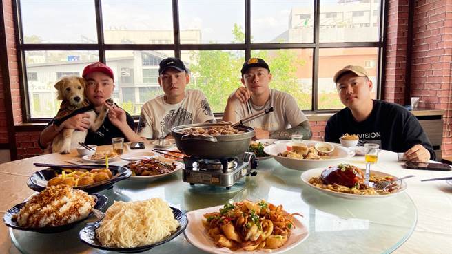 玖壹壹带陈布朗体验台中风土民情。（相信音乐提供）