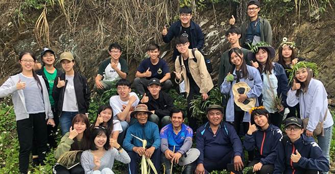 中山大学提倡多元文化教育，由校内光电工程学系副教授于钦平与社会学系助理教授巴清雄开设「原民生活科技探索」跨领域课程，带领同学走入山区，体验鲁凯族狩猎文化。（图/中山大学提供）