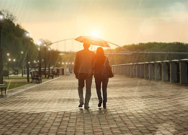 白羊座、天蠍座和巨蟹座在戀愛時會變身暖男，對另一半照顧得無微不至。(示意圖/達志影像)