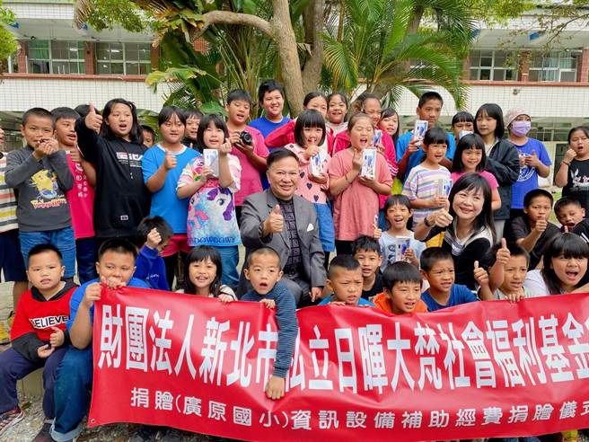 日暉國際渡假村旗下「日暉大梵基金會」對原住民地區小學展開愛心行動助學計畫，並由日暉大梵基金會董事長鄭越才（圖中）親自到各校送愛心。（日暉國際渡假村提供）