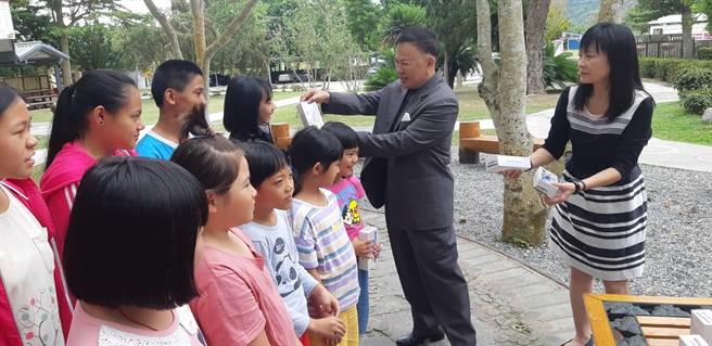 日暉大梵基金會董事長鄭越才在4月8日到廣原國小捐贈3C資訊設備。（日暉國際渡假村提供）