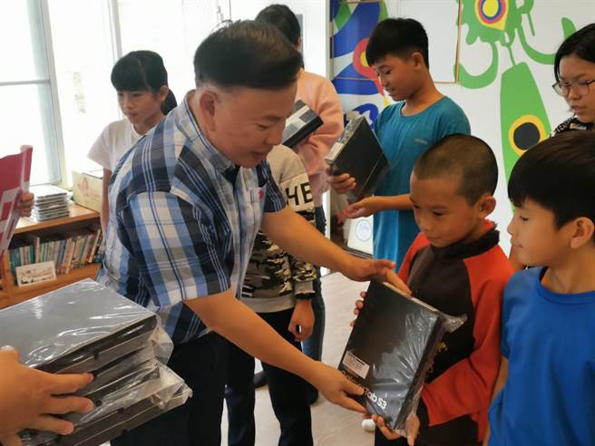 日暉大梵基金會董事長鄭越才親自台東的大坡國小、廣原國小及三間國小，捐贈許多3C資訊設備供學童使用。（日暉國際渡假村提供）