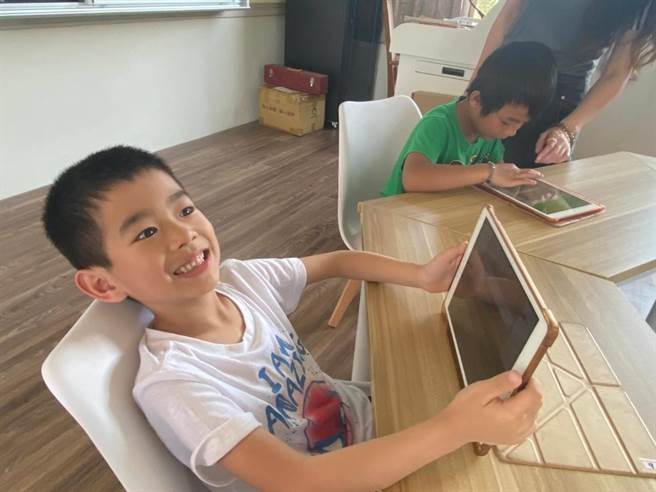 大坡國小的學童開心使用新拿到的平板。（日暉國際渡假村提供）