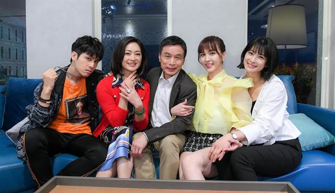 《三隻小豬的逆襲》劇中朱家人。（三立提供）