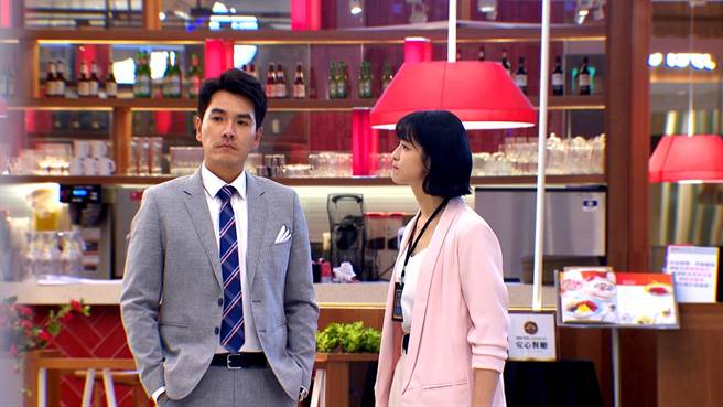 王傳一、賴雅妍首集互動很有「火花」。（三立提供）