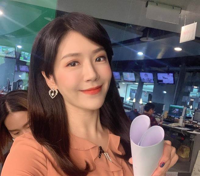 美女主播郑亦真遭谣传有不雅片外流。（图／取材自新闻主播 郑亦真脸书）