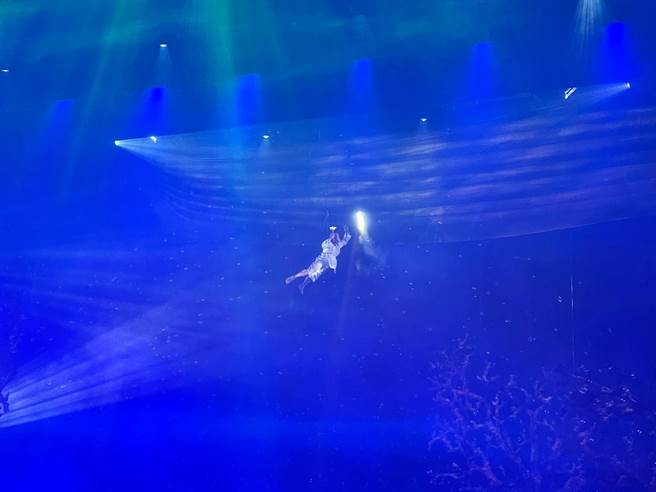 空荡荡的舞台，透过投影特效，却能变装成深海，演员在里头往上游泳，《海贼之王—郑芝龙传奇》里一段凿船场面，场面逼真。（明华园总团提供）