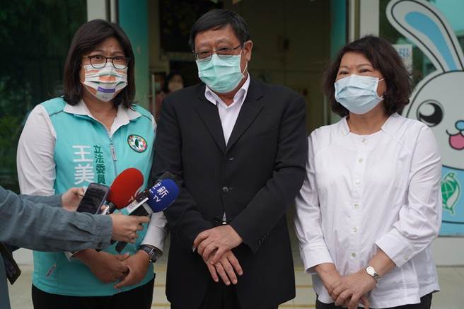 嘉义市立委王美惠（左）、嘉义市长黄敏惠（右）向环保署长张子敬争取补助。（王美惠服务处提供）