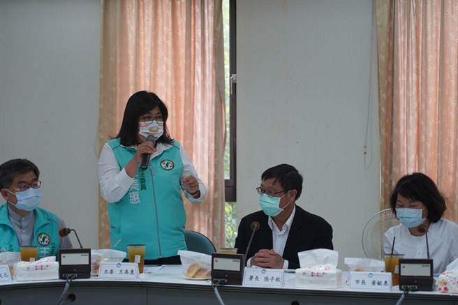 嘉义市立委王美惠（左）为地方发声，希望环保署全力协助地方环保建设。（王美惠服务处提供）