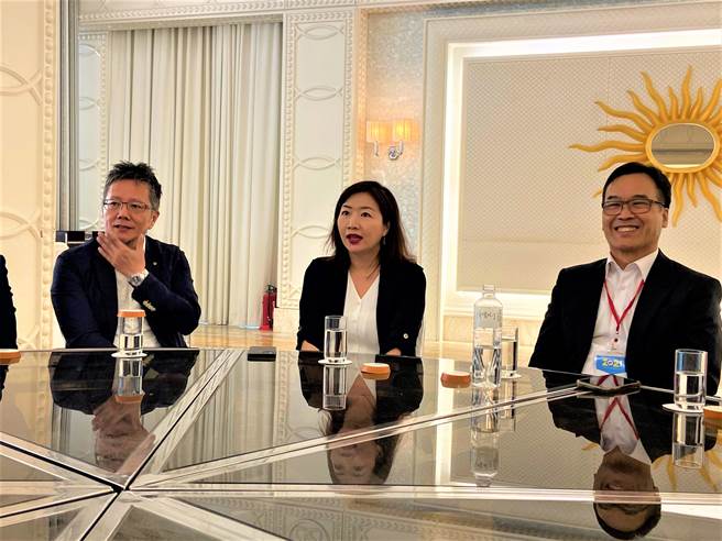 建筑师林家如（中）认为，台北表演艺术中心的广场就像是市民的客厅，民眾可以来广场见面、散步、约会，剧场艺术性与实用性，不是只有在表演殿堂。（卢金足摄）