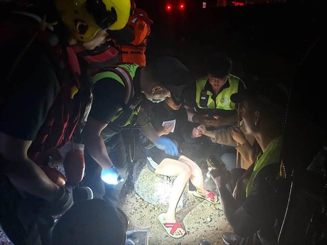 消防员改为徒步涉水救援，约晚间8时将2人救援上岸，其中1人额头擦伤，所幸送医后无碍。（叶书宏翻摄）