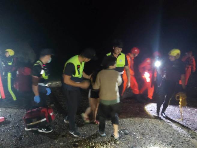 消防员改为徒步涉水救援，约晚间8时将2人救援上岸，其中1人额头擦伤，所幸送医后无碍。（叶书宏翻摄）