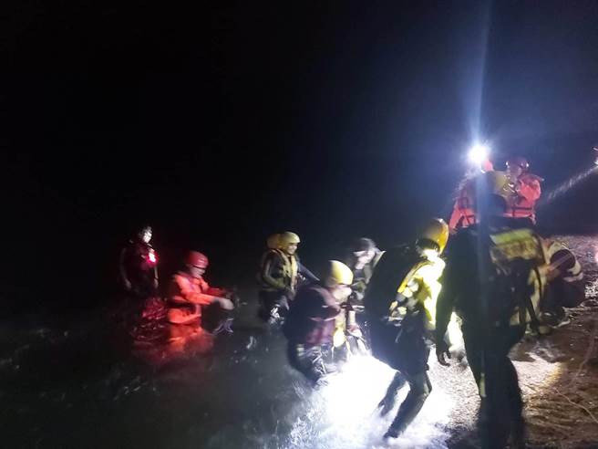 消防员改为徒步涉水救援，约晚间8时将2人救援上岸，其中1人额头擦伤，所幸送医后无碍。（叶书宏翻摄）