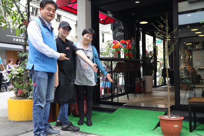 市議員蔡健棠（左1）和社會局身障福利科長徐綺櫻（右1）肯定餐廳對身障朋友的友善。（葉書宏攝）