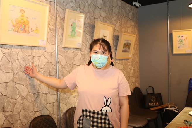 姝驊非常開心自己的作品能掛在餐廳內供客人欣賞。（葉書宏攝）