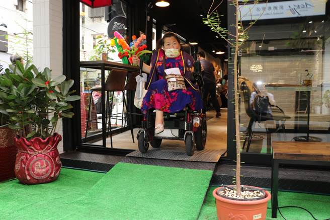 「BABA＆MAMA」義式餐廳在入口處加設無障礙坡道，方便電輪族進出。（葉書宏攝）