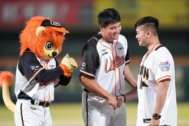 球迷王韬钧成为台南棒球场中华职棒例行赛第4百万人次，上场为球队开球。（统一狮提供）