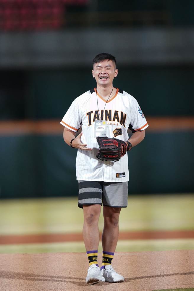 球迷王韬钧成为台南棒球场中华职棒例行赛第4百万人次，上场为球队开球。（统一狮提供）
