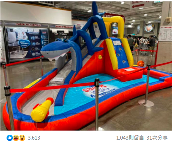 原po拍下这款鲨鱼造型的充气泳池，直说孩子看到后吵着要买。(图撷取自Costco好市多 商品经验老实说)