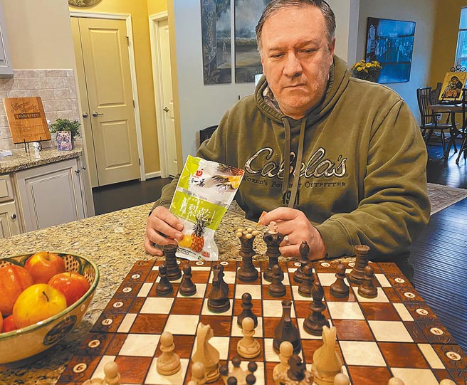 美国前国务卿蓬佩奥在个人推特上贴出吃台湾凤梨乾下西洋棋的照片。（摘自Mike Pompeo推特）