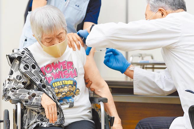 日本疫情确诊日数再创新高，当局12日开始为65岁以上高龄者优先接种新冠疫苗，共约3600万人，占日本人口的三分之一，估计6月底前可完成7200万剂施打目标。（美联社）