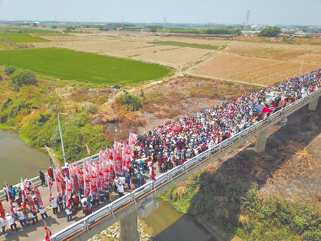 大甲镇澜宫妈祖遶境进香嘉义县新港奉天宫，12日抵达云嘉交界的崙子桥。（嘉义县政府提供／吕妍庭嘉义传真）