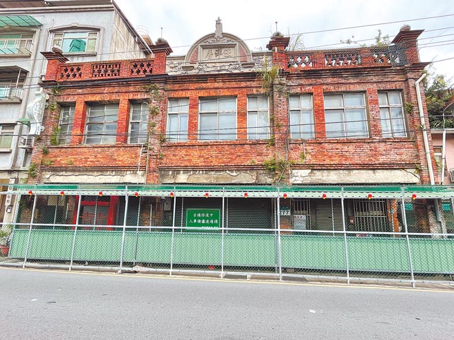 新北市莺歌汪洋居古厝是日据时期米粮建筑，至今有105年歷史，却遭继承人以680万元持分出售，文化局表示，不允许所有权人在未告知的情况下，将古蹟私售。（蔡雯如摄）