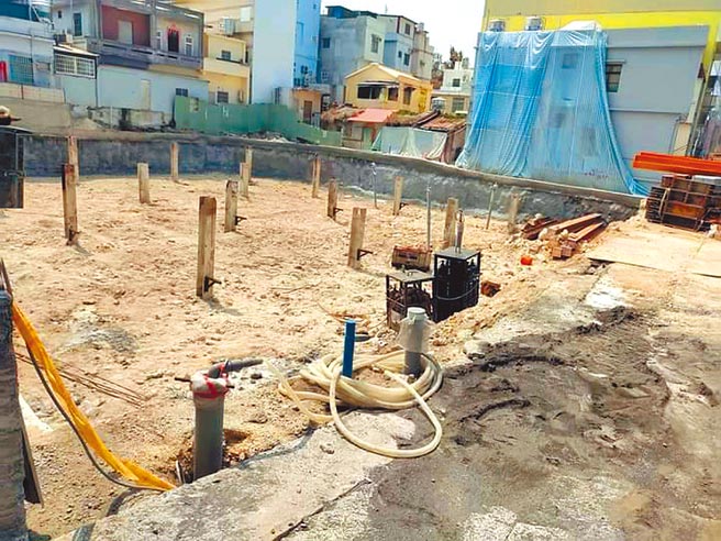 屏东县议员蒋月惠接获民眾投诉，指出小琉球凤凰国际旅游正在盖的10层楼饭店挖到地下水源后停工将沙回填。县府表示工地挖到地下水很正常，停工是因施作要一次完成。（蒋月惠提供／潘建志屏东传真）